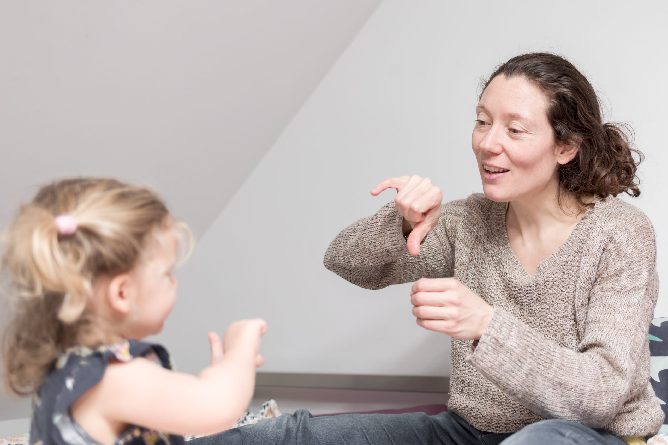 mère et fille signe une comptine en lsf